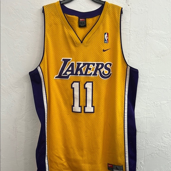 Nike Lakers Yellow and Purple Basketball Jersey - Picture 1 of 6